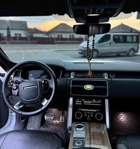 Белый Ленд Ровер Рендж Ровер, объемом двигателя 4.37 л и пробегом 130 тыс. км за 65000 $, фото 8 на Automoto.ua