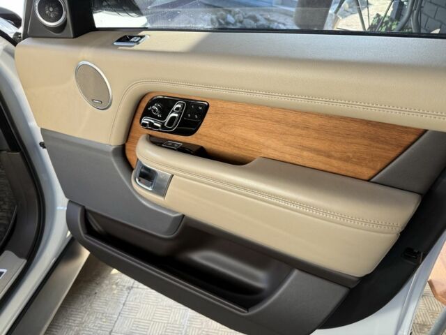 Білий Ленд Ровер Рендж Ровер, об'ємом двигуна 5 л та пробігом 80 тис. км за 66700 $, фото 19 на Automoto.ua