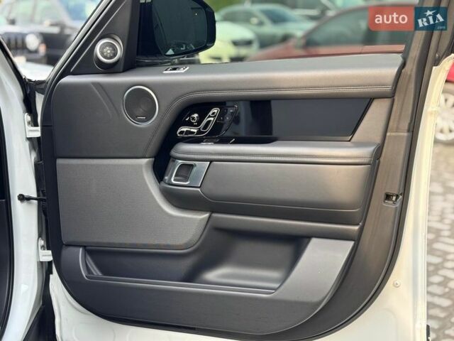 Белый Ленд Ровер Рендж Ровер, объемом двигателя 5 л и пробегом 72 тыс. км за 75990 $, фото 43 на Automoto.ua