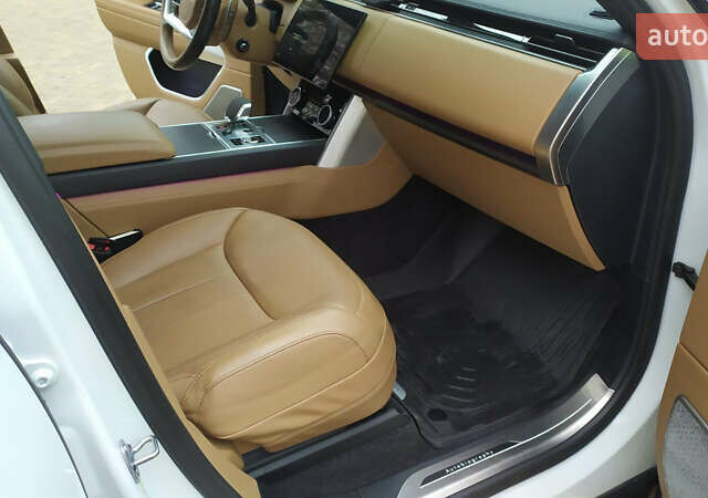 Белый Ленд Ровер Рендж Ровер, объемом двигателя 4.39 л и пробегом 115 тыс. км за 137000 $, фото 51 на Automoto.ua