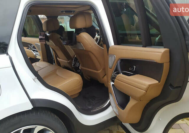 Белый Ленд Ровер Рендж Ровер, объемом двигателя 4.39 л и пробегом 115 тыс. км за 137000 $, фото 47 на Automoto.ua