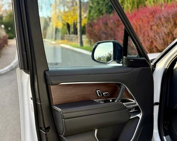 Білий Ленд Ровер Рендж Ровер, об'ємом двигуна 4.4 л та пробігом 44 тис. км за 163000 $, фото 16 на Automoto.ua