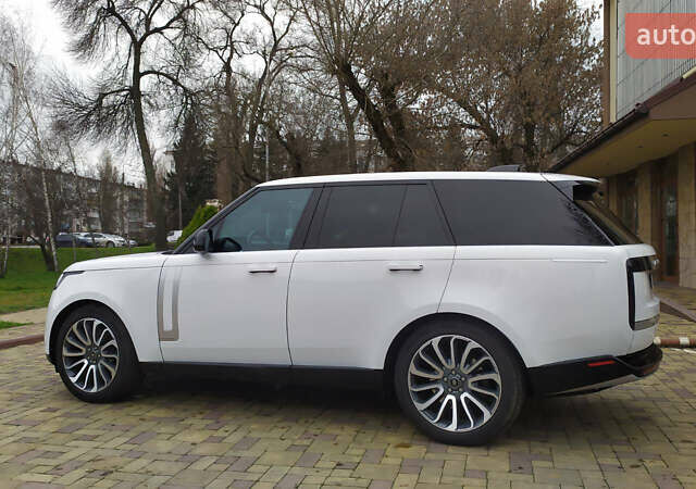Белый Ленд Ровер Рендж Ровер, объемом двигателя 4.39 л и пробегом 115 тыс. км за 137000 $, фото 2 на Automoto.ua