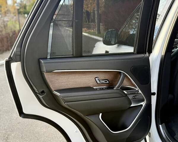 Білий Ленд Ровер Рендж Ровер, об'ємом двигуна 4.4 л та пробігом 44 тис. км за 163000 $, фото 21 на Automoto.ua