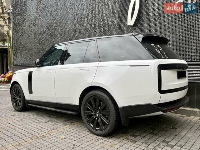 Ленд Ровер Рендж Ровер 2022 в Киеве на Automoto.ua Белый Ленд Ровер Рендж Ровер, объемом двигателя 4.4 л и пробегом 44 тыс. км за 167777 $, фото 3 на Automoto.ua