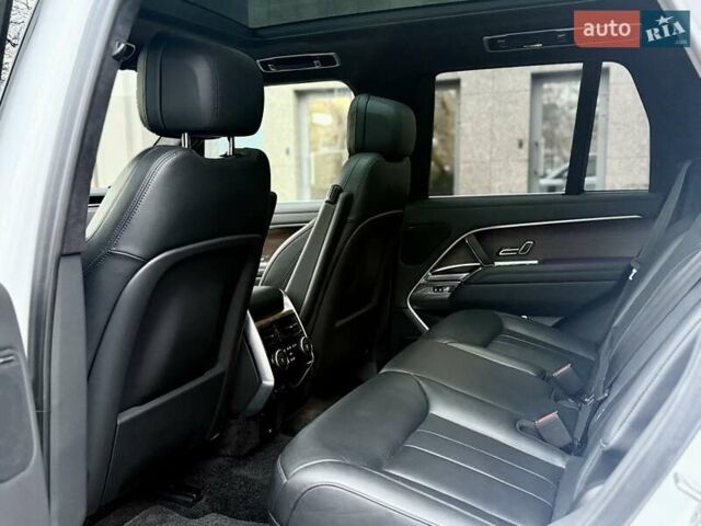Білий Ленд Ровер Рендж Ровер, об'ємом двигуна 4.4 л та пробігом 47 тис. км за 163000 $, фото 17 на Automoto.ua