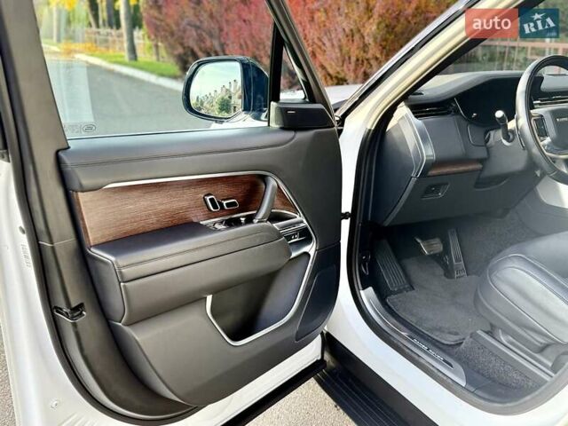 Білий Ленд Ровер Рендж Ровер, об'ємом двигуна 4.4 л та пробігом 44 тис. км за 163000 $, фото 17 на Automoto.ua