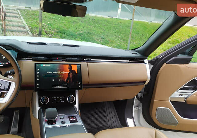 Белый Ленд Ровер Рендж Ровер, объемом двигателя 4.39 л и пробегом 115 тыс. км за 137000 $, фото 49 на Automoto.ua