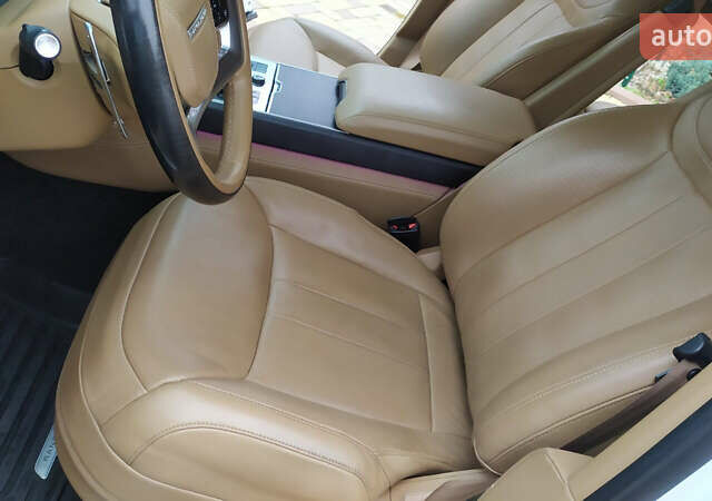 Белый Ленд Ровер Рендж Ровер, объемом двигателя 4.39 л и пробегом 115 тыс. км за 137000 $, фото 53 на Automoto.ua