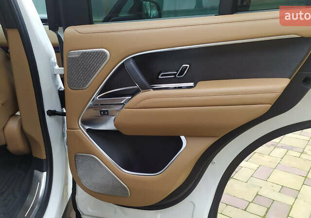 Белый Ленд Ровер Рендж Ровер, объемом двигателя 4.39 л и пробегом 115 тыс. км за 137000 $, фото 20 на Automoto.ua