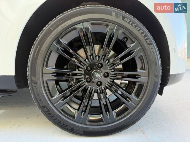 Белый Ленд Ровер Рендж Ровер, объемом двигателя 3 л и пробегом 46 тыс. км за 175000 $, фото 3 на Automoto.ua