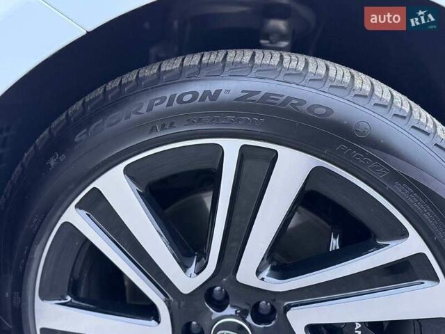 Белый Ленд Ровер Рендж Ровер, объемом двигателя 4.39 л и пробегом 20 тыс. км за 156000 $, фото 9 на Automoto.ua