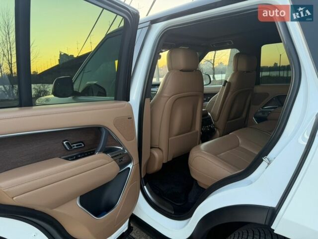 Белый Ленд Ровер Рендж Ровер, объемом двигателя 4.39 л и пробегом 56 тыс. км за 155000 $, фото 5 на Automoto.ua