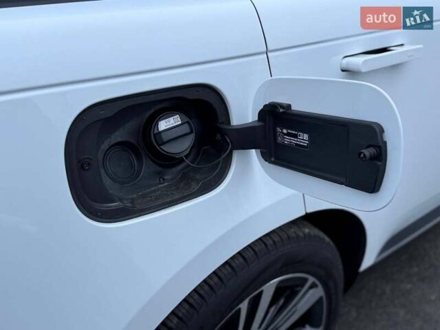 Белый Ленд Ровер Рендж Ровер, объемом двигателя 4.39 л и пробегом 20 тыс. км за 156000 $, фото 11 на Automoto.ua
