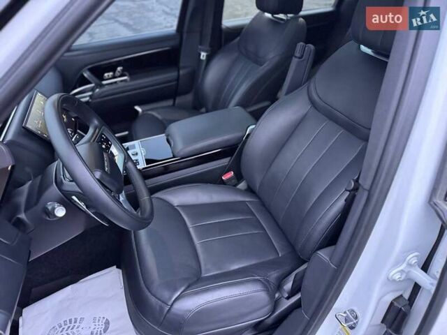 Белый Ленд Ровер Рендж Ровер, объемом двигателя 4.39 л и пробегом 20 тыс. км за 156000 $, фото 18 на Automoto.ua