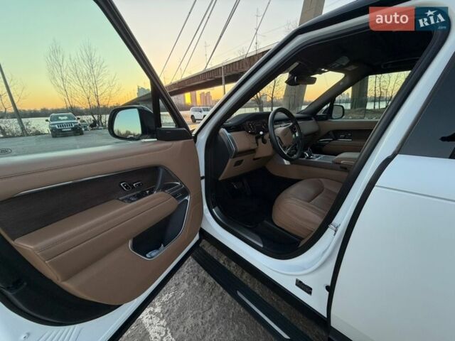 Белый Ленд Ровер Рендж Ровер, объемом двигателя 4.39 л и пробегом 56 тыс. км за 155000 $, фото 8 на Automoto.ua