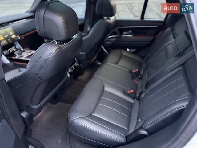 Белый Ленд Ровер Рендж Ровер, объемом двигателя 4.39 л и пробегом 20 тыс. км за 156000 $, фото 32 на Automoto.ua