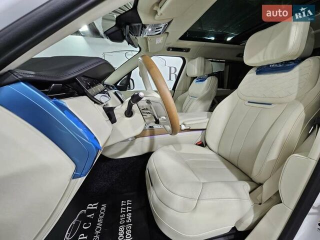 Ленд Ровер Рендж Ровер 2024 у Києві на Automoto.ua Білий Ленд Ровер Рендж Ровер, об'ємом двигуна 4.39 л та пробігом 1 тис. км за 399600 $, фото 36 на Automoto.ua