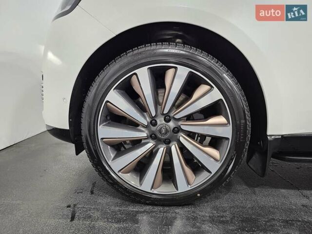 Ленд Ровер Рендж Ровер 2024 у Києві на Automoto.ua Білий Ленд Ровер Рендж Ровер, об'ємом двигуна 4.39 л та пробігом 1 тис. км за 399600 $, фото 68 на Automoto.ua