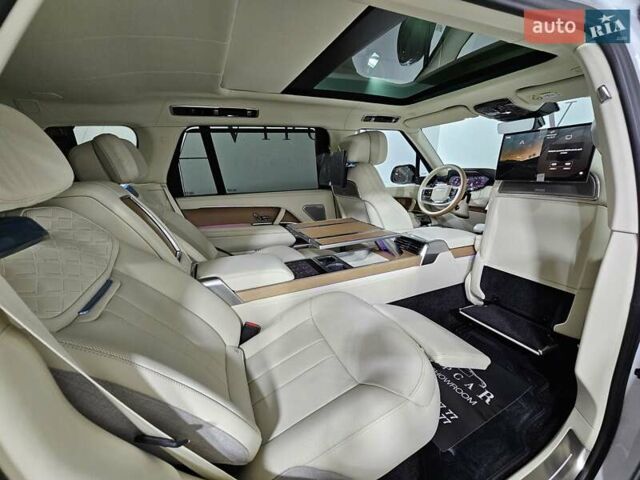 Ленд Ровер Рендж Ровер 2024 у Києві на Automoto.ua Білий Ленд Ровер Рендж Ровер, об'ємом двигуна 4.39 л та пробігом 1 тис. км за 399600 $, фото 22 на Automoto.ua