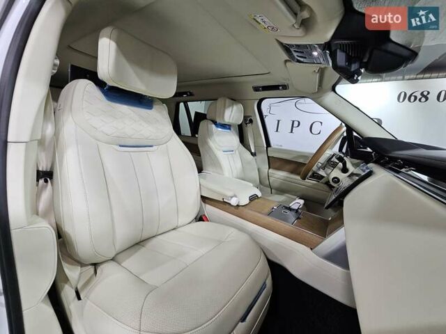 Ленд Ровер Рендж Ровер 2024 у Києві на Automoto.ua Білий Ленд Ровер Рендж Ровер, об'ємом двигуна 4.39 л та пробігом 1 тис. км за 399600 $, фото 4 на Automoto.ua