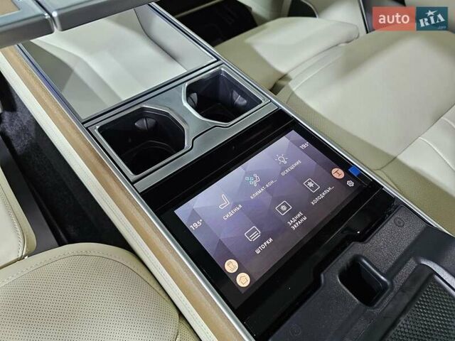 Ленд Ровер Рендж Ровер 2024 у Києві на Automoto.ua Білий Ленд Ровер Рендж Ровер, об'ємом двигуна 4.39 л та пробігом 1 тис. км за 399600 $, фото 18 на Automoto.ua