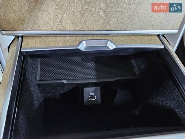 Ленд Ровер Рендж Ровер 2024 у Києві на Automoto.ua Білий Ленд Ровер Рендж Ровер, об'ємом двигуна 4.39 л та пробігом 1 тис. км за 399600 $, фото 45 на Automoto.ua