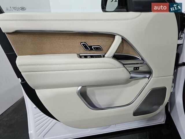 Ленд Ровер Рендж Ровер 2024 у Києві на Automoto.ua Білий Ленд Ровер Рендж Ровер, об'ємом двигуна 4.39 л та пробігом 1 тис. км за 399600 $, фото 38 на Automoto.ua