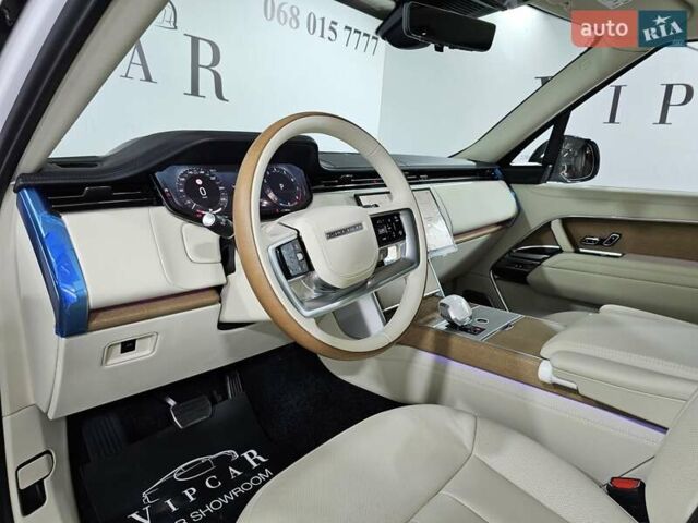 Ленд Ровер Рендж Ровер 2024 у Києві на Automoto.ua Білий Ленд Ровер Рендж Ровер, об'ємом двигуна 4.39 л та пробігом 1 тис. км за 399600 $, фото 35 на Automoto.ua