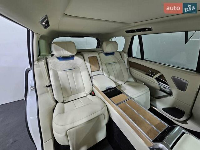 Ленд Ровер Рендж Ровер 2024 у Києві на Automoto.ua Білий Ленд Ровер Рендж Ровер, об'ємом двигуна 4.39 л та пробігом 1 тис. км за 399600 $, фото 5 на Automoto.ua