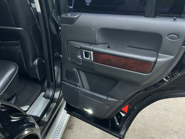 Черный Ленд Ровер Рендж Ровер, объемом двигателя 4.2 л и пробегом 235 тыс. км за 12000 $, фото 12 на Automoto.ua