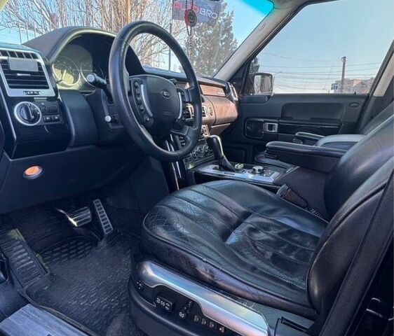 Чорний Ленд Ровер Рендж Ровер, об'ємом двигуна 4.2 л та пробігом 230 тис. км за 11800 $, фото 7 на Automoto.ua