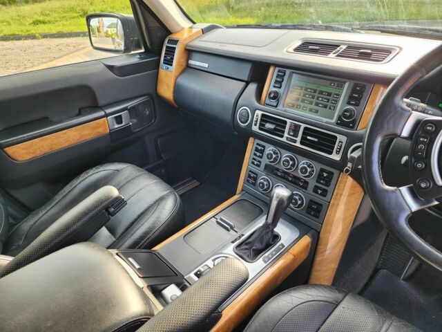 Чорний Ленд Ровер Рендж Ровер, об'ємом двигуна 0 л та пробігом 179 тис. км за 5786 $, фото 16 на Automoto.ua