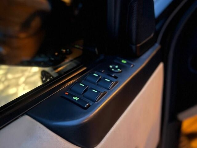 Чорний Ленд Ровер Рендж Ровер, об'ємом двигуна 5 л та пробігом 315 тис. км за 15000 $, фото 13 на Automoto.ua