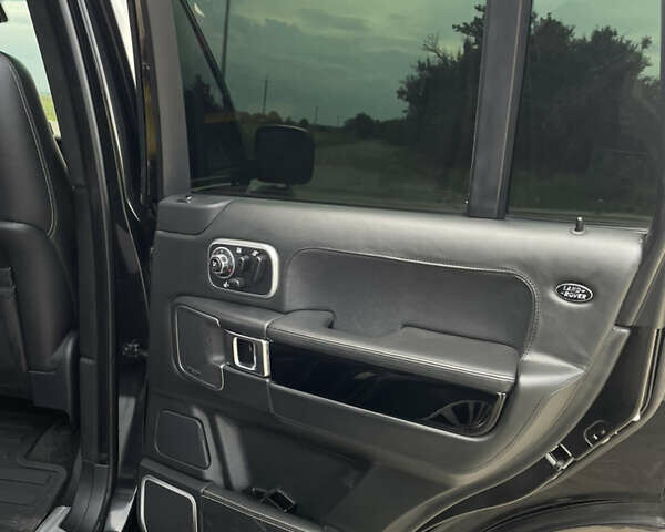 Чорний Ленд Ровер Рендж Ровер, об'ємом двигуна 5 л та пробігом 322 тис. км за 18000 $, фото 15 на Automoto.ua