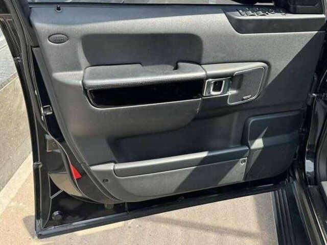 Черный Ленд Ровер Рендж Ровер, объемом двигателя 5 л и пробегом 156 тыс. км за 12500 $, фото 7 на Automoto.ua