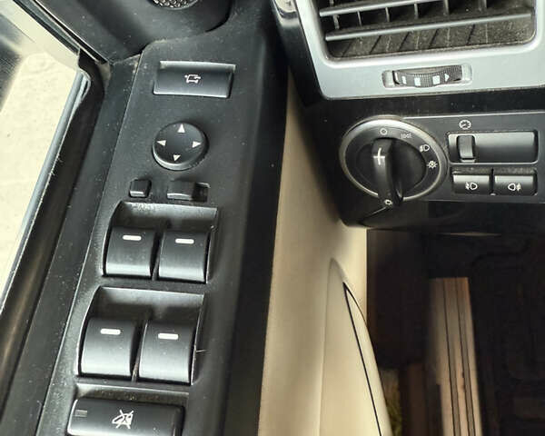 Черный Ленд Ровер Рендж Ровер, объемом двигателя 5 л и пробегом 268 тыс. км за 20000 $, фото 8 на Automoto.ua