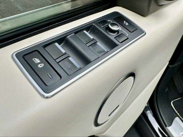 Чорний Ленд Ровер Рендж Ровер, об'ємом двигуна 5 л та пробігом 100 тис. км за 35000 $, фото 6 на Automoto.ua