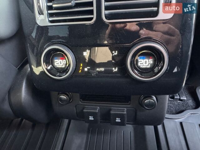 Чорний Ленд Ровер Рендж Ровер, об'ємом двигуна 3 л та пробігом 174 тис. км за 49900 $, фото 6 на Automoto.ua