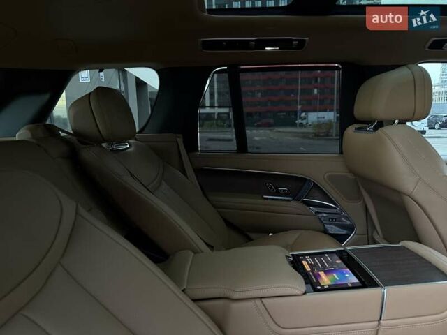 Ленд Ровер Рендж Ровер 2023 в Киеве на Automoto.ua Черный Ленд Ровер Рендж Ровер, объемом двигателя 4.39 л и пробегом 19 тыс. км за 221000 $, фото 21 на Automoto.ua