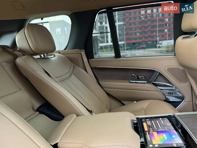 Ленд Ровер Рендж Ровер 2023 в Киеве на Automoto.ua Черный Ленд Ровер Рендж Ровер, объемом двигателя 4.39 л и пробегом 19 тыс. км за 221000 $, фото 15 на Automoto.ua