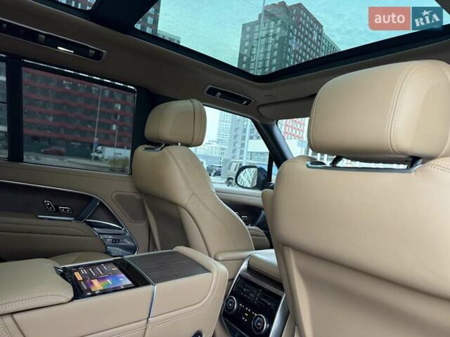 Ленд Ровер Рендж Ровер 2023 в Киеве на Automoto.ua Черный Ленд Ровер Рендж Ровер, объемом двигателя 4.39 л и пробегом 19 тыс. км за 221000 $, фото 16 на Automoto.ua