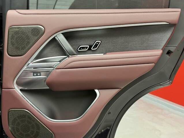 Чорний Ленд Ровер Рендж Ровер, об'ємом двигуна 4.4 л та пробігом 10 тис. км за 224900 $, фото 45 на Automoto.ua