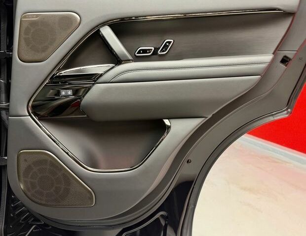 Чорний Ленд Ровер Рендж Ровер, об'ємом двигуна 4.4 л та пробігом 28 тис. км за 277700 $, фото 45 на Automoto.ua