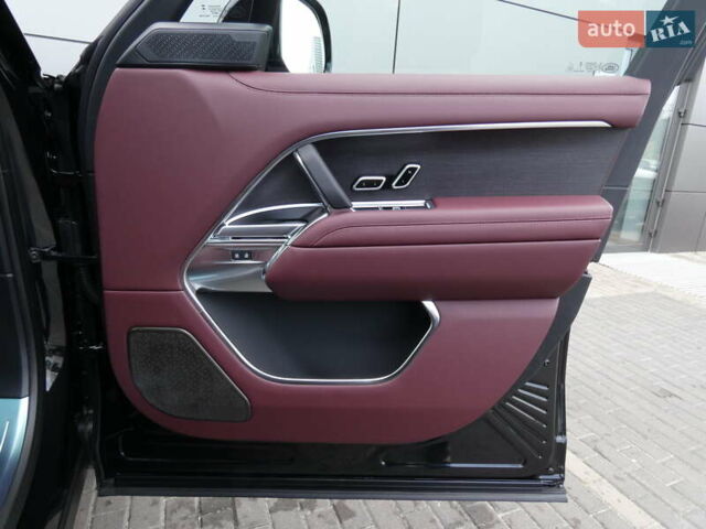 Ленд Ровер Рендж Ровер 2025 в Киеве на Automoto.ua Черный Ленд Ровер Рендж Ровер, объемом двигателя 4.39 л и пробегом 10 тыс. км за 234570 $, фото 12 на Automoto.ua