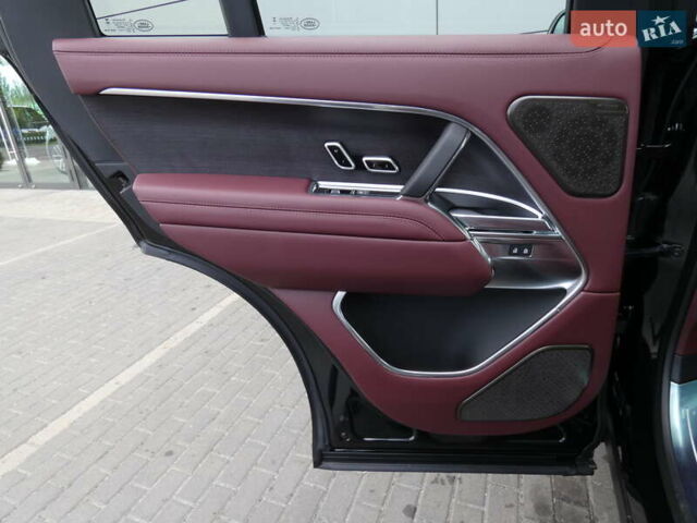 Ленд Ровер Рендж Ровер 2025 в Киеве на Automoto.ua Черный Ленд Ровер Рендж Ровер, объемом двигателя 4.39 л и пробегом 10 тыс. км за 234570 $, фото 11 на Automoto.ua