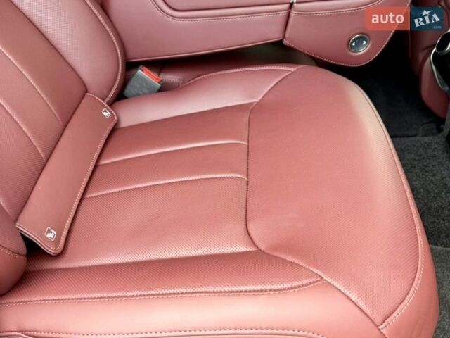 Чорний Ленд Ровер Рендж Ровер, об'ємом двигуна 3 л та пробігом 20 тис. км за 215000 $, фото 15 на Automoto.ua