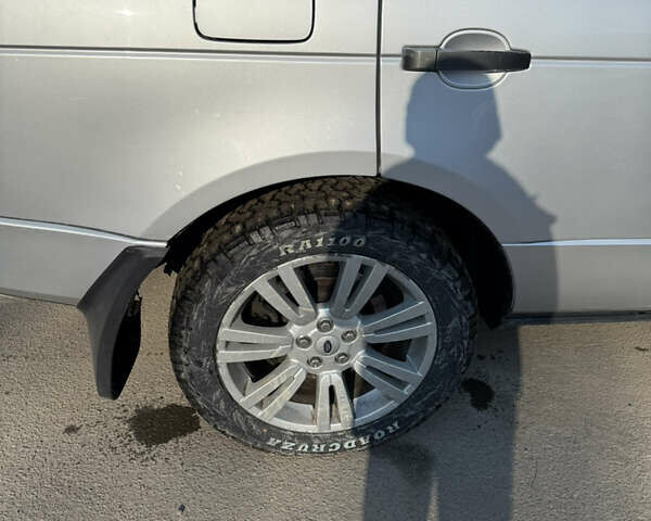 Ленд Ровер Рендж Ровер 2005 в Киеве на Automoto.ua Серый Ленд Ровер Рендж Ровер, объемом двигателя 4.2 л и пробегом 202 тыс. км за 9647 $, фото 10 на Automoto.ua