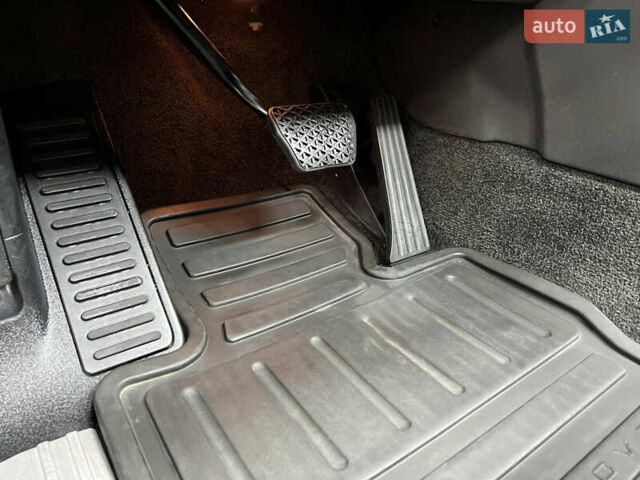 Серый Ленд Ровер Рендж Ровер, объемом двигателя 4.4 л и пробегом 198 тыс. км за 12000 $, фото 8 на Automoto.ua