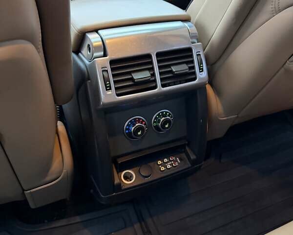 Сірий Ленд Ровер Рендж Ровер, об'ємом двигуна 3.6 л та пробігом 241 тис. км за 12000 $, фото 27 на Automoto.ua